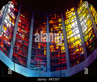 La Cathédrale du Christ Roi, Liverpool, Royaume-Uni. Frederick Gibberd 1967. Vitrail dans la tour (lanterne) par John Piper et Patrick Reyntiens Banque D'Images
