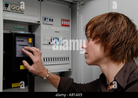 L'homme lit les compteurs électriques Banque D'Images