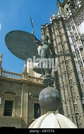 Statue de la Foi, de la Cathédrale de Séville, Plaza Virgen de los Reyes, Séville, Espagne Banque D'Images