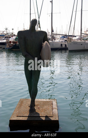 Statue de surfeur à Alicante Marina Banque D'Images