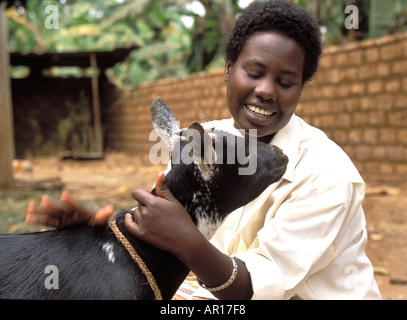 Génocide rwandais Angélique orphelin s'occupe de ses 4 frères et sœurs youger soulagés de recevoir une chèvre d'envoyer une vache pour fournir des mil Banque D'Images