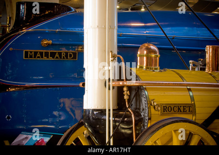 Gros plan de l'entonnoir blanc et de la chaudière de Stephenson's Rocket devant le train Mallard bleu du Musée national des chemins de fer. York Banque D'Images