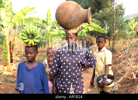 Les orphelins du génocide rwandais Eugenia est mère et père pour ses plus jeunes frères et soeurs marche 8 km par jour pour obtenir de l'eau Banque D'Images