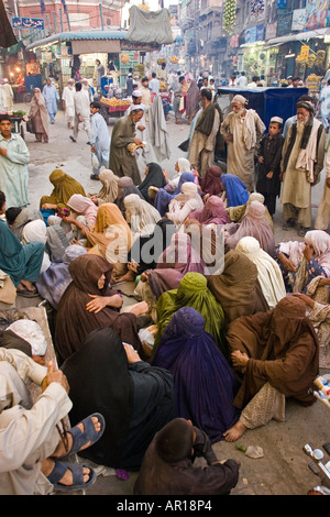 Les femmes portant la traditionnelle réception à l'intérieur pain Bourqa bazar de Peshawar au Pakistan Peshawar Banque D'Images