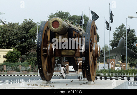 "Qui détient toujours Zam-Zammah, que dragon cracheur de feu', détient le Punjab ;'Kim' Rudyard Kipling, à l'extérieur Musée de Lahore Banque D'Images