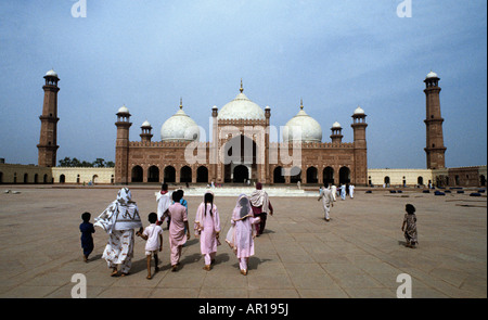 La mosquée Badshahi ou l 'empereur', la mosquée a été construite en 1673 par l'empereur moghol Aurangzeb à Lahore, Pakistan. Banque D'Images