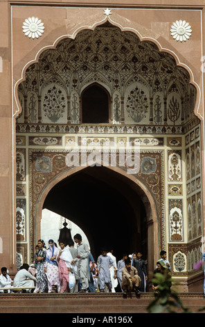 Entrer pour theBadshahi mosquée de Lahore est une photo dans la pierre. Les étudiants vont et viennent, la mosquée fut construite par Aurangzeb 1673. Banque D'Images
