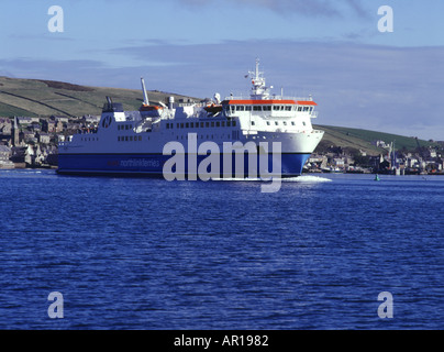 Dh ORKNEY STROMNESS Northlink Hamnavoe MV ro ro ferry au départ de Harbour Town Waterfront Banque D'Images