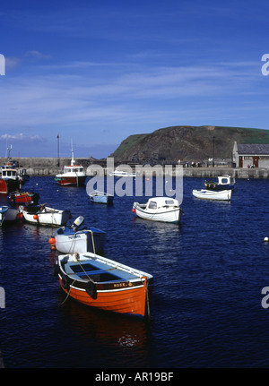 dh port GARDENSTOWN ABERDEENSHIRE bateaux ancrés dans le village de pêche bateau ecosse Banque D'Images