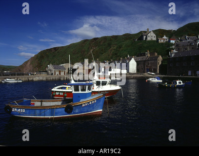 Dh GARDENSTOWN ABERDEENSHIRE Bateaux ancrés dans le port de pêche Banque D'Images