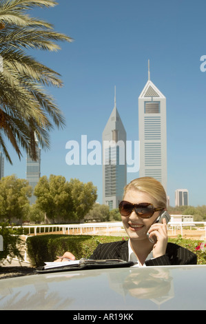 Young Businesswoman outdoors avec tours de bureaux moderne vu dans l'arrière-plan Banque D'Images