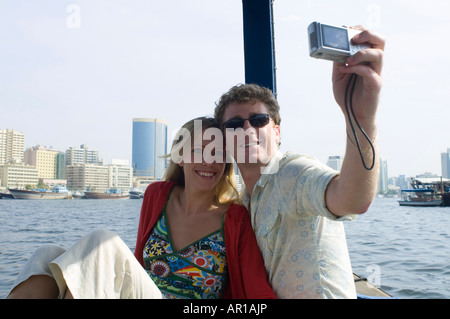 Couple sur Abra à la Crique de Dubaï, Émirats Arabes Unis Banque D'Images