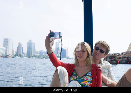 Couple sur Abra à la Crique de Dubaï, Émirats Arabes Unis Banque D'Images