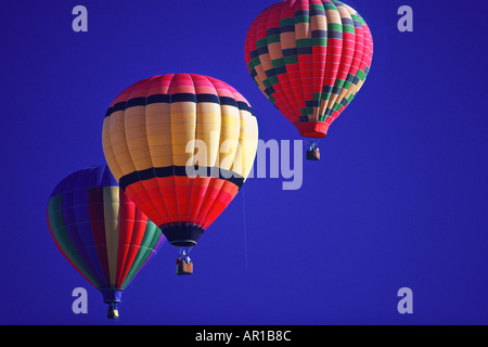 Trio de ballons colorés dans le ciel bleu clair au festival de montgolfières Albuquerque NM Banque D'Images