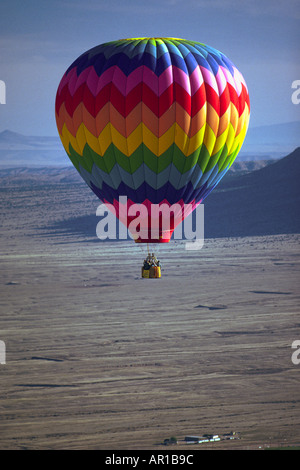 Hot Air Balloon flotte près des contreforts des montagnes de Sandia Albuquerque NM Banque D'Images