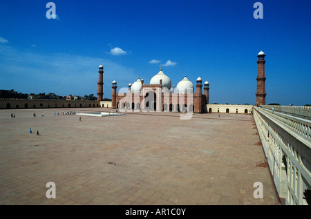 La mosquée Badshahi ou l 'empereur', la mosquée a été construite en 1673 par l'empereur moghol Aurangzeb à Lahore, Pakistan. C'est l'un Banque D'Images