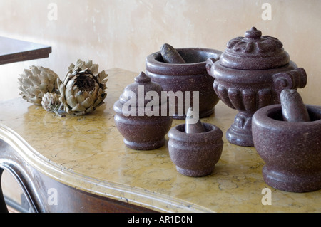 Table en marbre avec collection de vases en pierre et des pilons et mortiers Banque D'Images