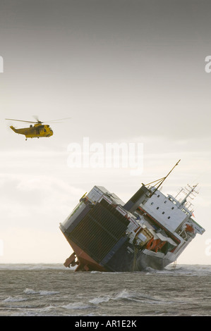 Un hélicoptère Sea King de la RAF se prépare à déposer des experts de récupération sur le rivage Riverdance off Blackpool Banque D'Images