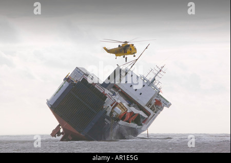 Un hélicoptère Sea King de la RAF se prépare à déposer des experts de récupération sur le rivage Riverdance off Blackpool Banque D'Images