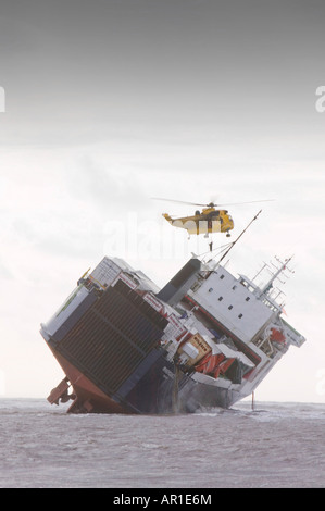 Un hélicoptère Sea King de la RAF se prépare à déposer des experts de récupération sur le rivage Riverdance off Blackpool Banque D'Images