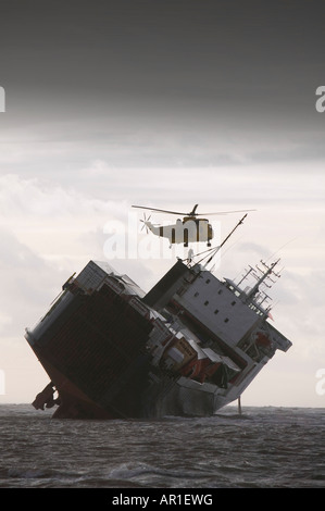 Un hélicoptère Sea King de la RAF se prépare à déposer des experts de récupération sur le rivage Riverdance off Blackpool Banque D'Images