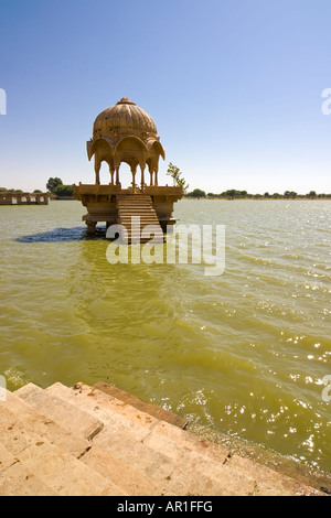 L'un des nombreux temples entourant la Gadisar lake - Jaisalmer, Rajasthan, India Banque D'Images