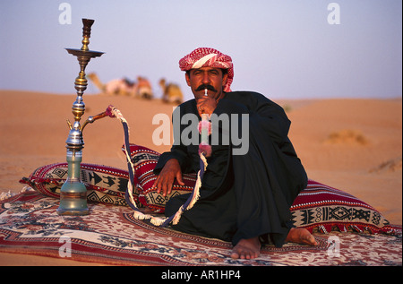 Avec bédouin à shisha le désert le soir, C.A.E., Dubaï, Émirats arabes unis, au Moyen-Orient, en Asie Banque D'Images