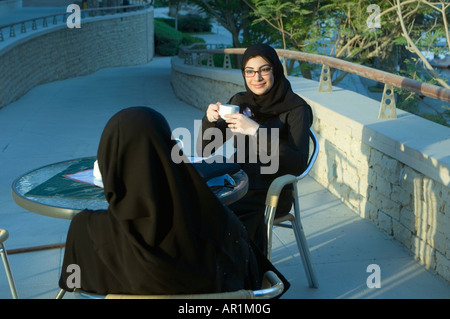 Deux femmes arabes à parler dans un café en plein air Banque D'Images
