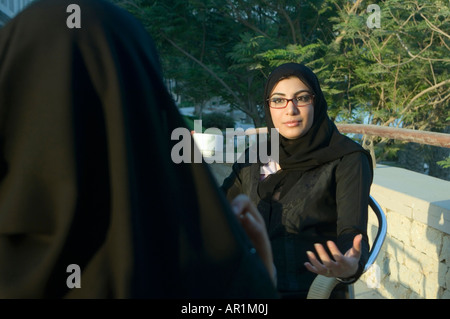Deux femmes arabes à parler dans un café en plein air Banque D'Images