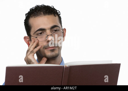 Man reading book Banque D'Images