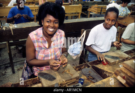 Caraïbes Cuba La Havane la fabrique partagas prix avec les gens de la fabrication des cigares Banque D'Images