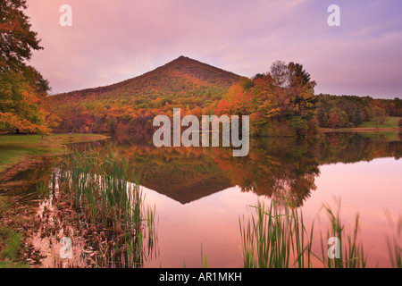 Le lever du soleil, Peaks of Otter, Blue Ridge Parkway, Virginia, USA Banque D'Images