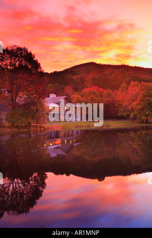 Le lever du soleil, Peaks of Otter Lodge, Blue Ridge Parkway, Virginia, USA Banque D'Images