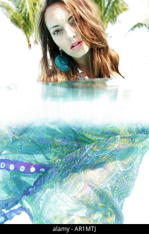 Jeune femme habillée entièrement sous l'eau. Banque D'Images