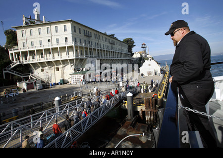 Les touristes à pied sur l'île d'Alcatraz, San Francisco, California, USA Banque D'Images