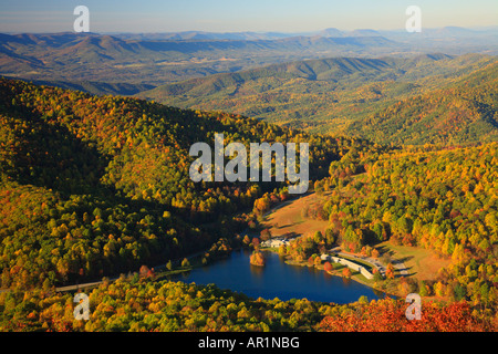 Peaks of Otter Lodge vu de Sharp Top Mountain, Blue Ridge Parkway, Virginia, USA Banque D'Images