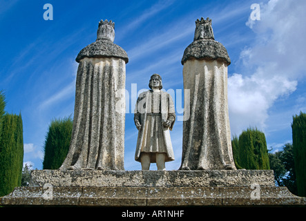 Statue de Christophe Colomb, le roi Ferdinand et La Reine Isabelle, l'Alcazar de los Reyes Cristianos, Cordoue, Espagne Banque D'Images
