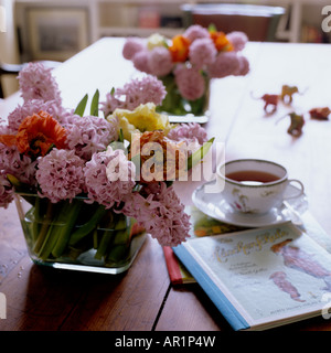 Les arrangements de couper les jacinthes, tulipes et sur une table Banque D'Images