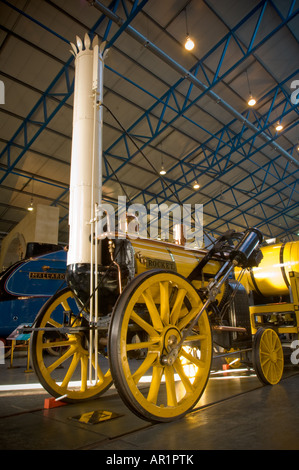 Stephenson Rocket avec le train Mallard dans le fond du Grand Hall du Musée national des chemins de fer à York Banque D'Images