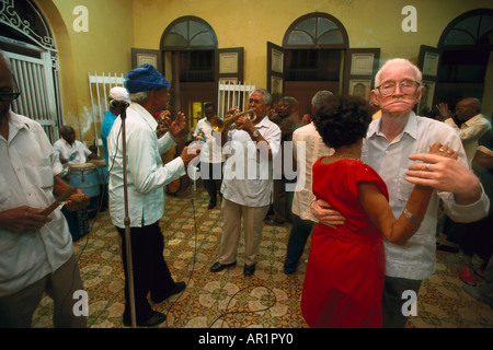 Personnes âgées couples de danseurs en Casa del Etudiante Fils Veterano, Santiago de Cuba, Cuba Banque D'Images