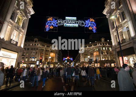 Grand angle horizontal de la lumières de Noël coloré et beaucoup d'acheteurs de marcher dans la rue à Oxford Circus at night Banque D'Images