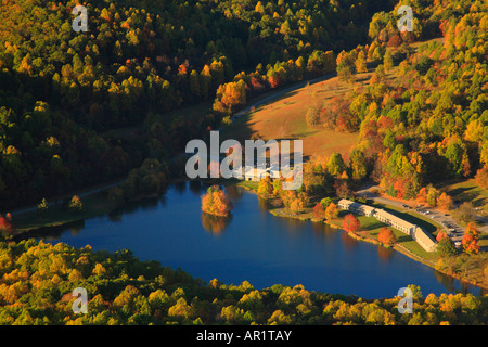 Peaks of Otter Lodge vu de Sharp Top Mountain, Blue Ridge Parkway, Virginia, USA Banque D'Images