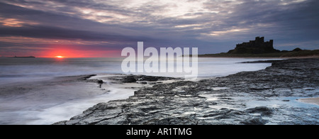 Aube sur Château De Bamburgh Northumberland Banque D'Images