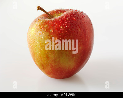 Pomme verte et rouge avec des gouttelettes d'eau - Braeburn Banque D'Images
