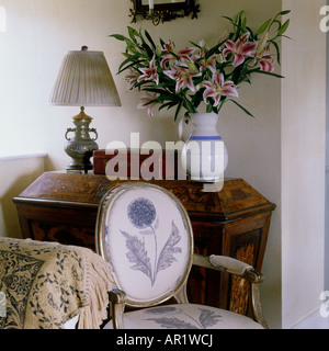 Bergère Fauteuil avec design chardon en face du coffre en bois marqueté 18e siècle Banque D'Images