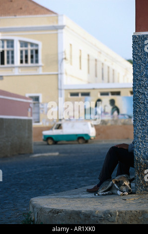 Chien sur une rue à Mindelo, São Vicente, Cap Vert, Afrique Banque D'Images