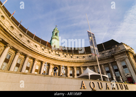 Résumé de la vue horizontale semi-circulaire distinctif du County Hall bâtiment sur la Southbank contre un ciel bleu Banque D'Images