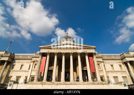 Grand angle horizontal de l'entrée de la Galerie nationale sur le côté nord de Trafalgar Square sur une journée ensoleillée. Banque D'Images