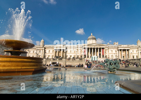 Grand angle horizontal de la fontaines ornementales à Trafalgar Square avec la National Gallery de l'arrière-plan sur une journée ensoleillée Banque D'Images