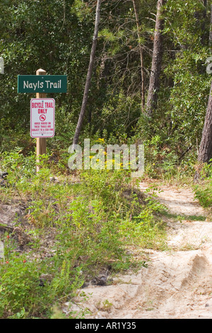 Marqueur de piste ouvre la voie sur la croix du Nayls Florida Greenway Trail bike trail Banque D'Images